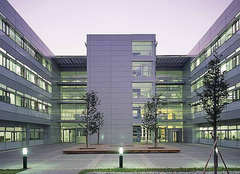 Infineon Competence Center_Verwaltung Villach_Innenhof Tröger Architekten München 1/5